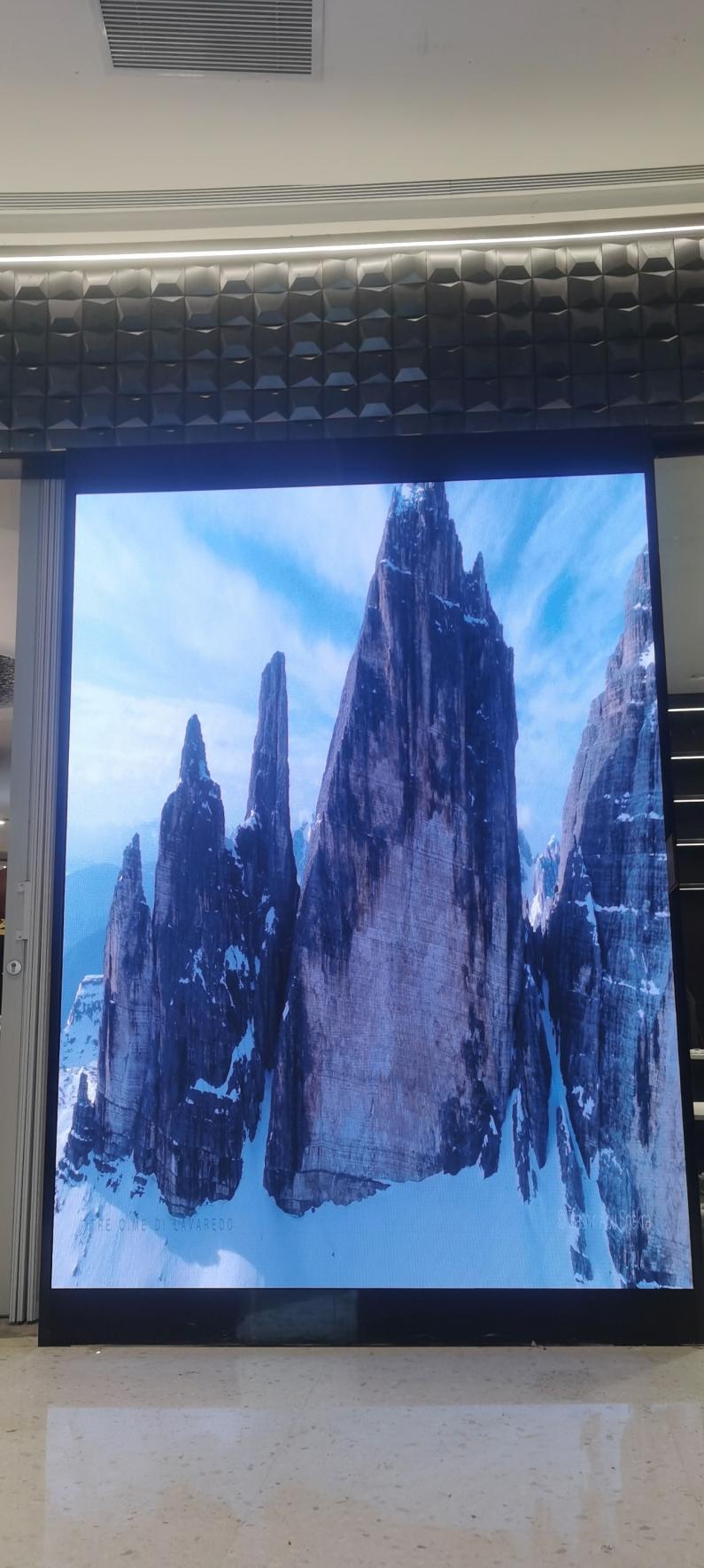 夢(mèng)時(shí)代室內(nèi)全彩P2.0安裝完畢      尺寸：1.92x2.56    像素點(diǎn)：960x1280