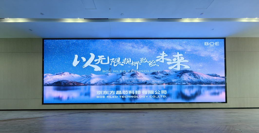 荊州某產(chǎn)業(yè)園p2.5全彩安裝調(diào)試完畢    尺寸：9.6×3.36； 像素點(diǎn)：3840×1344